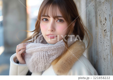 毛皮のアクセントが映える冬の装い 毛皮のアクセントが映える冬の装い 121858222