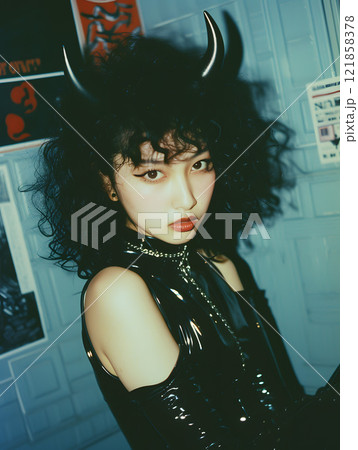 節分の鬼コスプレをするスタイリッシュなアジア人女性 121858378