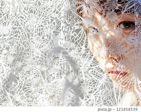 レースの陰影に映るアジア人女性 121858539