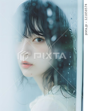 雨窓に映る切なさとアジア人女性 121858574