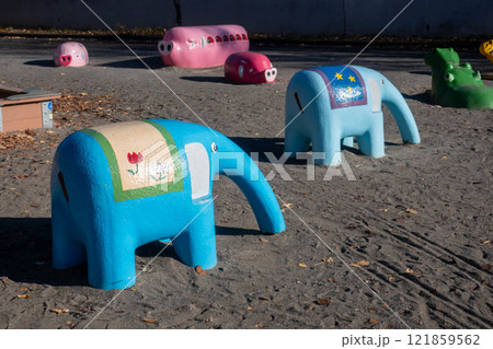 カラフルな公園の遊具 カラフルな公園の遊具 121859562