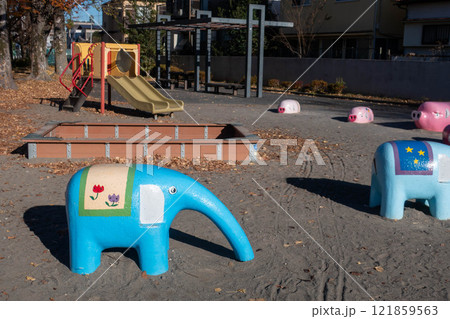 カラフルな公園の遊具 121859563