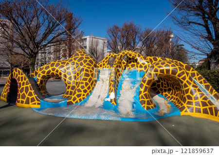 カラフルな公園の遊具 121859637