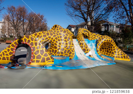 カラフルな公園の遊具 121859638