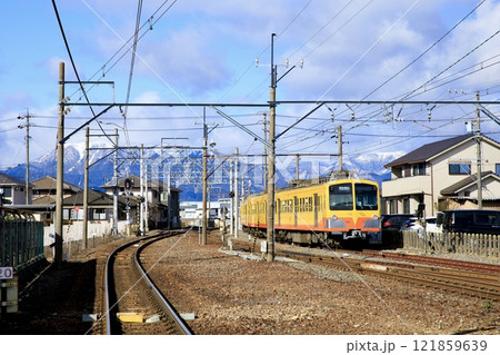 三岐鉄道、保々駅構内に留置中の751系電車 121859639