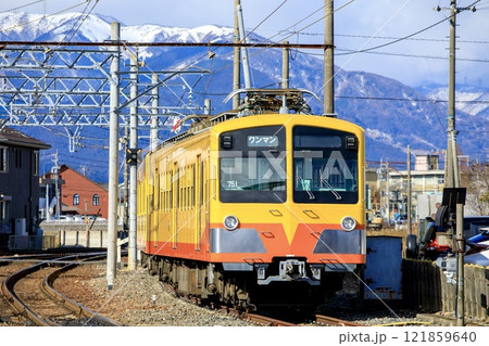 三岐鉄道、保々駅構内に留置中の751系電車 三岐鉄道、保々駅構内に留置中の751系電車 121859640