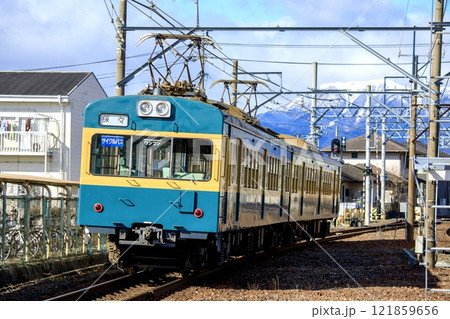 三岐鉄道、保々駅付近を走る101系電車 121859656