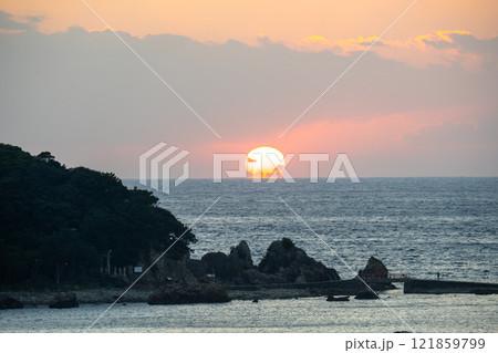 和歌山県 串本からの日の出の風景 2024年 和歌山県 串本からの日の出の風景 2024年 121859799