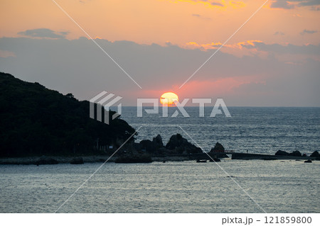 和歌山県 串本からの日の出の風景 2024年 和歌山県 串本からの日の出の風景 2024年 121859800