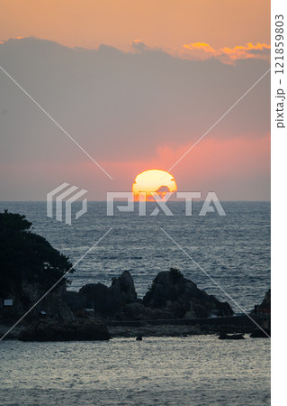 和歌山県 串本からの日の出の風景 2024年 121859803