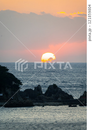 和歌山県 串本からの日の出の風景 2024年 121859804