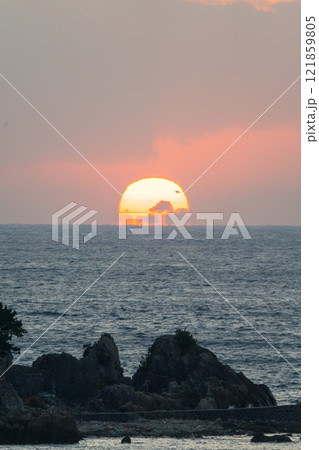 和歌山県 串本からの日の出の風景 2024年 和歌山県 串本からの日の出の風景 2024年 121859805