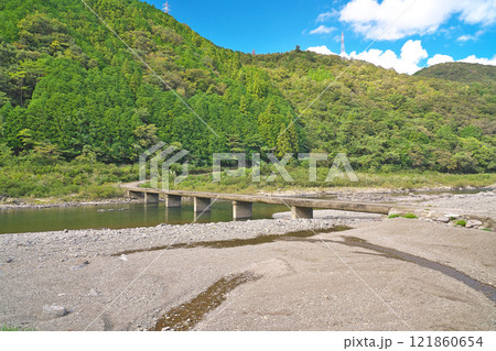【茅吹手沈下橋 (四万十川)】 高知県高岡郡四万十町茅吹手 【茅吹手沈下橋 (四万十川)】 高知県高岡郡四万十町茅吹手 121860654