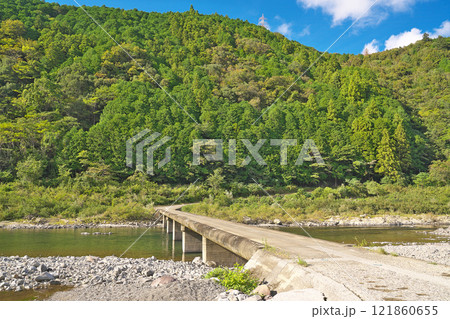 【茅吹手沈下橋 (四万十川)】 高知県高岡郡四万十町茅吹手 121860655