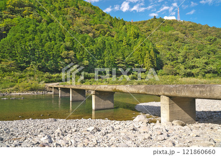 【茅吹手沈下橋 (四万十川)】 高知県高岡郡四万十町茅吹手 121860660