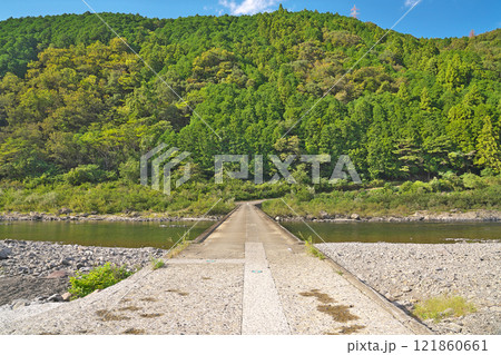 【茅吹手沈下橋 (四万十川)】 高知県高岡郡四万十町茅吹手 【茅吹手沈下橋 (四万十川)】 高知県高岡郡四万十町茅吹手 121860661