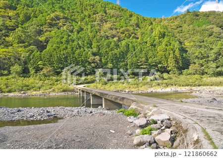【茅吹手沈下橋 (四万十川)】 高知県高岡郡四万十町茅吹手 【茅吹手沈下橋 (四万十川)】 高知県高岡郡四万十町茅吹手 121860662
