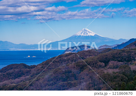 【静岡県】西伊豆・石部の棚田から海越しに富士山を望む 冬 【静岡県】西伊豆・石部の棚田から海越しに富士山を望む 冬 121860670