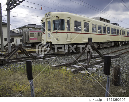 古い電車と鉄道の風景 121860695