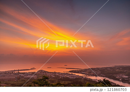 朝焼け 神が宿る島 洋上アルプス屋久島(春 朝焼け 神が宿る島 洋上アルプス屋久島(春 121860703