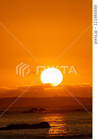 和歌山県　すさみ町からの初日の出の風景　2025年 121860880