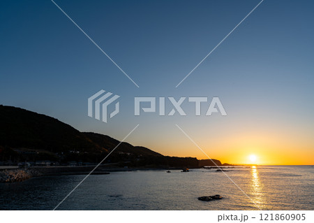 和歌山県　すさみ町からの初日の出の風景　2025年 121860905