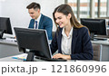 パソコンに向かうビジネスウーマン 121860996