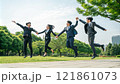 ジャンプするビジネスマン 121861073