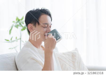 飲み物を飲む男性 121861318