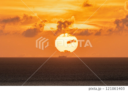 夕日　神が宿る島　洋上アルプス屋久島から(夏 121861403