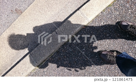 男性の人影 121861475