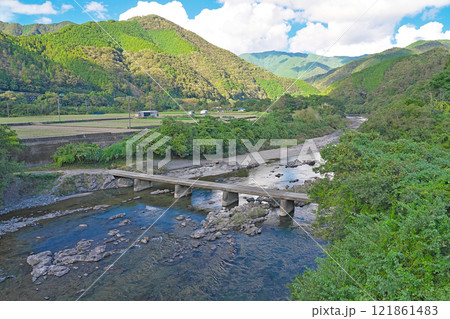 【第二三島沈下橋 (四万十川)】 高知県高岡郡四万十町昭和甲 121861483