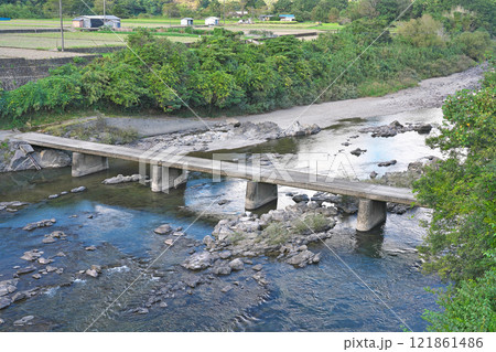 【第二三島沈下橋 (四万十川)】 高知県高岡郡四万十町昭和甲 【第二三島沈下橋 (四万十川)】 高知県高岡郡四万十町昭和甲 121861486