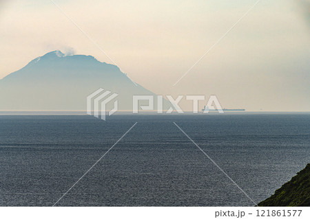 夕景　薩摩硫黄島　洋上アルプス屋久島から(夏 121861577