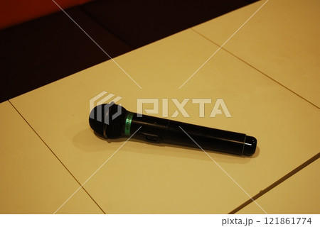 カラオケのマイク 121861774