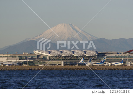 羽田空港と富士山 121861818