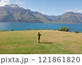 ニュージーランドでワカティプ湖を眺める女性 121861820