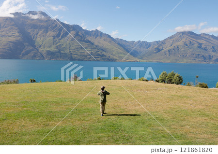 ニュージーランドでワカティプ湖を眺める女性 121861820