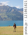 ニュージーランドでワカティプ湖を眺める女性 121861821