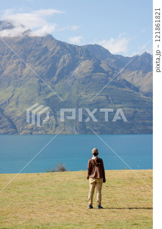 ニュージーランドでワカティプ湖を眺める女性 ニュージーランドでワカティプ湖を眺める女性 121861821