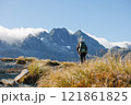 ルートバーントラックをハイキングする女性 121861825