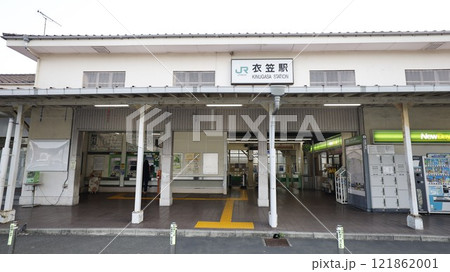 JR横須賀線の衣笠駅 121862001