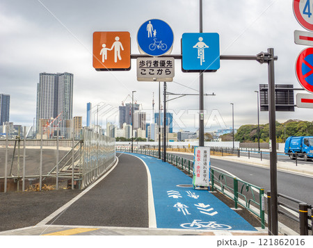 自転車が歩道を走行できる場合の標識「普通自転車通行可」と、それを示すピクトグラム 121862016