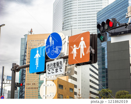自転車が歩道を走行できる場合の標識「普通自転車通行可」と、それを示すピクトグラム 自転車が歩道を走行できる場合の標識「普通自転車通行可」と、それを示すピクトグラム 121862019