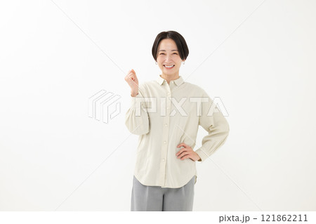 ガッツポーズする女性 ガッツポーズする女性 121862211