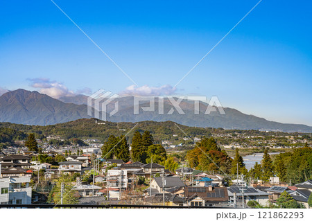 飯田市の天龍峡IC周辺から見た飯田市の街並みと中央アルプスの風景(長野県) 121862293