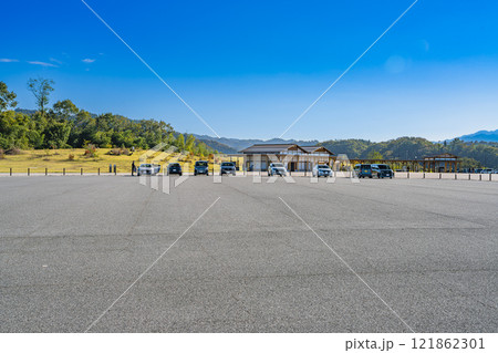 飯田市の天龍峡パーキングエリアと駐車場の風景(長野県) 飯田市の天龍峡パーキングエリアと駐車場の風景(長野県) 121862301