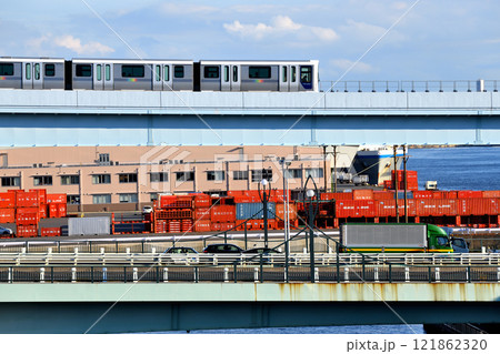 有明夢の大橋から見えるゆりかもめと倉庫街のコンテナ 有明夢の大橋から見えるゆりかもめと倉庫街のコンテナ 121862320