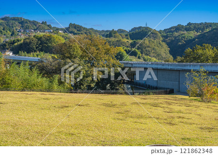 飯田市の天龍峡パーキングエリアから見た天龍峡大橋の風景(長野県) 121862348
