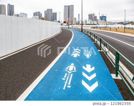 自転車が通行できる歩道に設置された「自転車ナビマーク」 自転車が通行できる歩道に設置された「自転車ナビマーク」 121862350